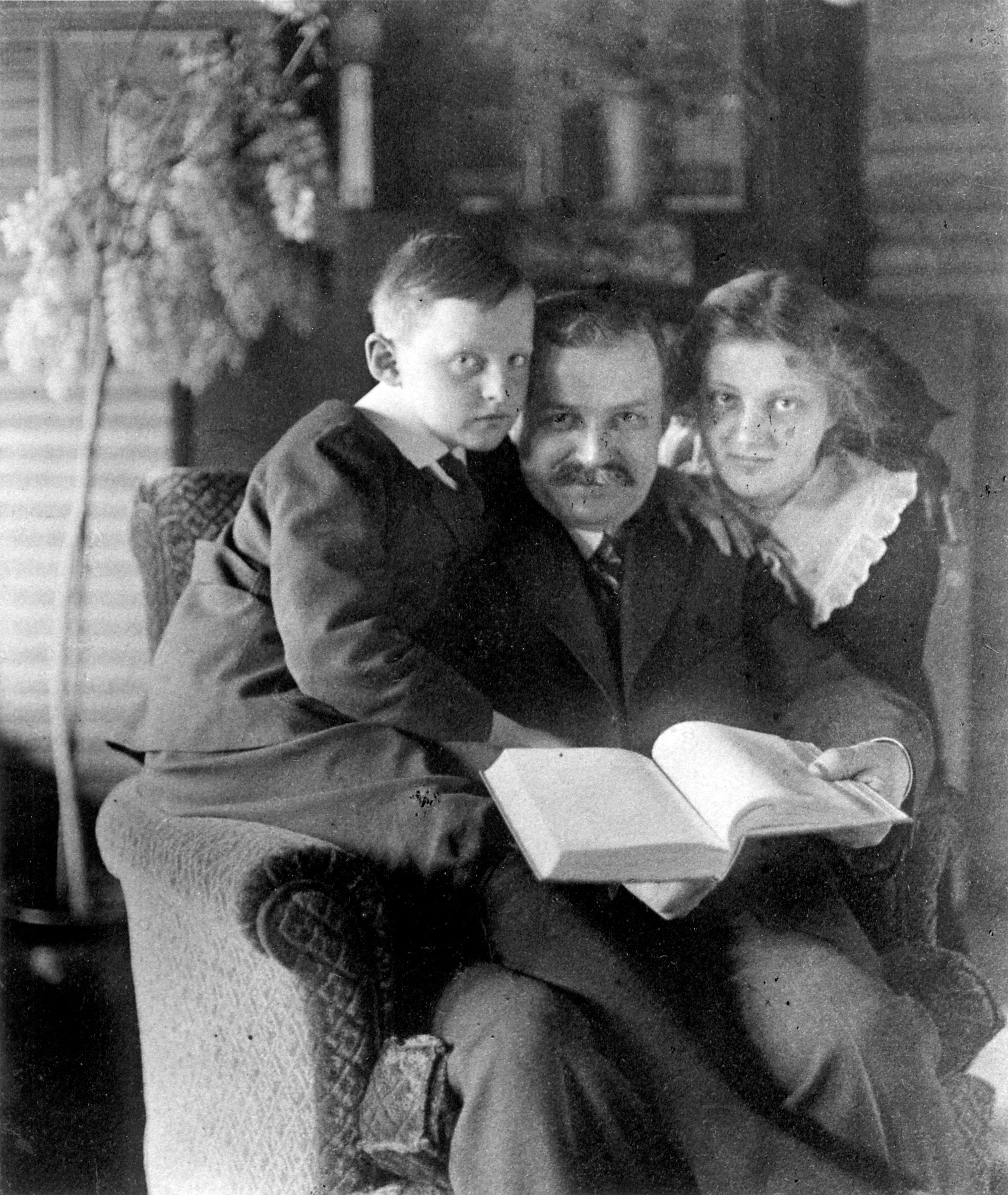 Darwin reading to kids